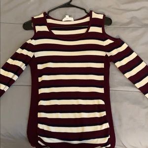 Long sleeve shoulder-cut shirt